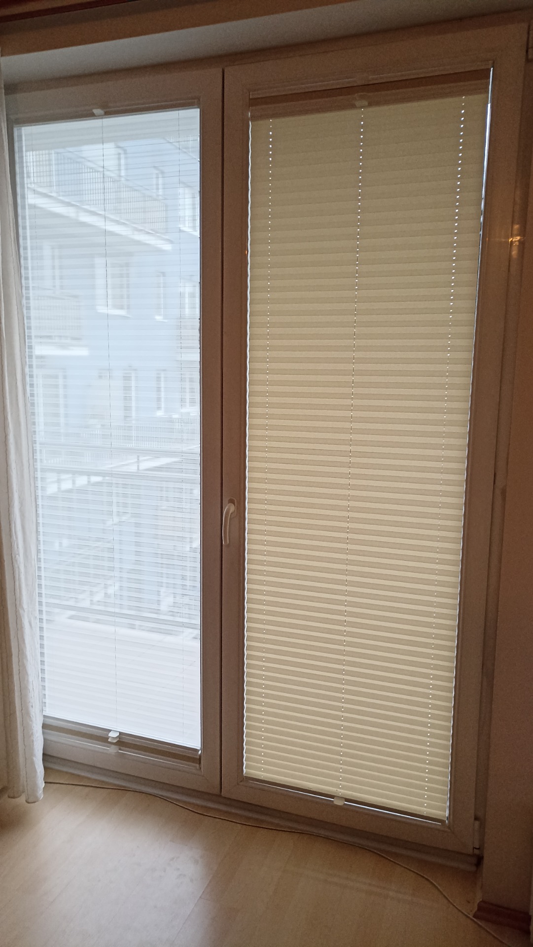 Plisé žaluzie Den a noc s dimout látkou pro regulaci světla, montáž Praha 10 – Stínění Maroušek