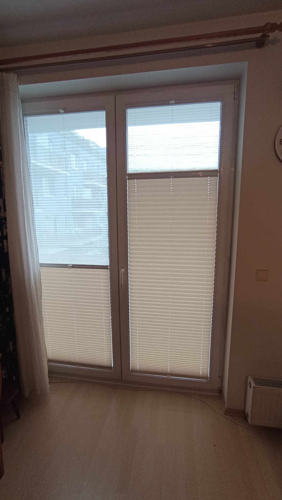 Regulace světla pomocí dimout plisé žaluzie v systému Den a noc, Praha 10