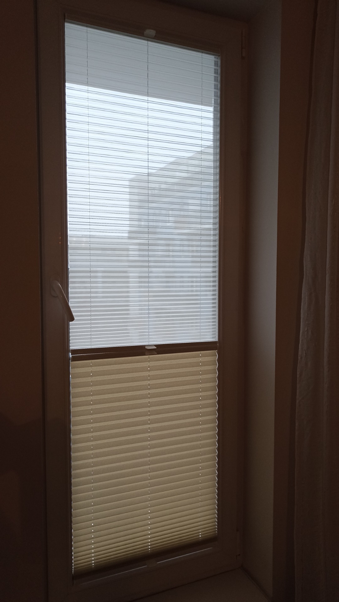 Detail polotransparentní dimout a transparentní látky plisé žaluzií, montáž Praha 10