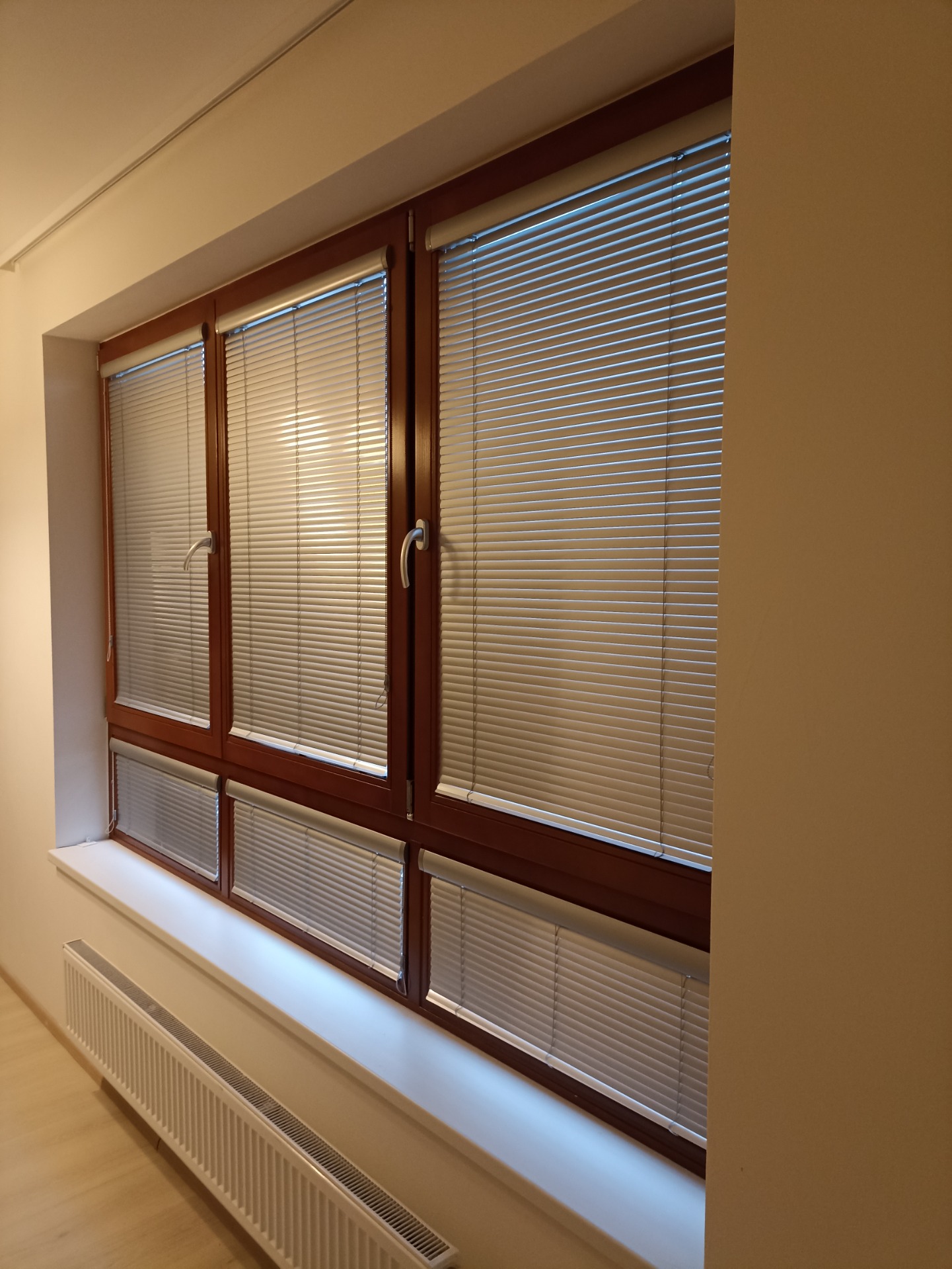 Detail hliníkové žaluzie v interiéru, precizní zaměření a montáž Praha 4