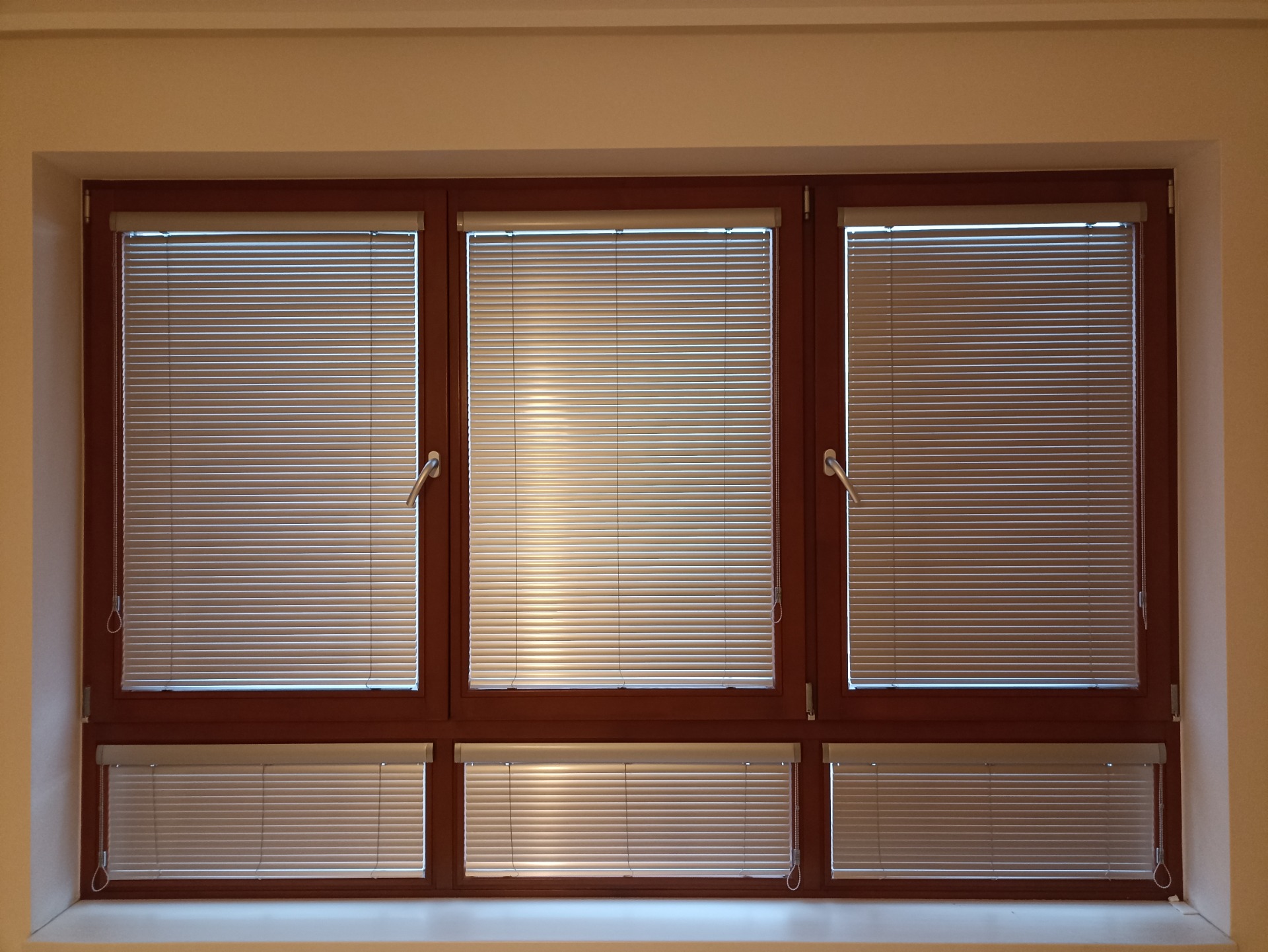 Montáž horizontálních žaluzií na dřevěná okna – Praha 4.