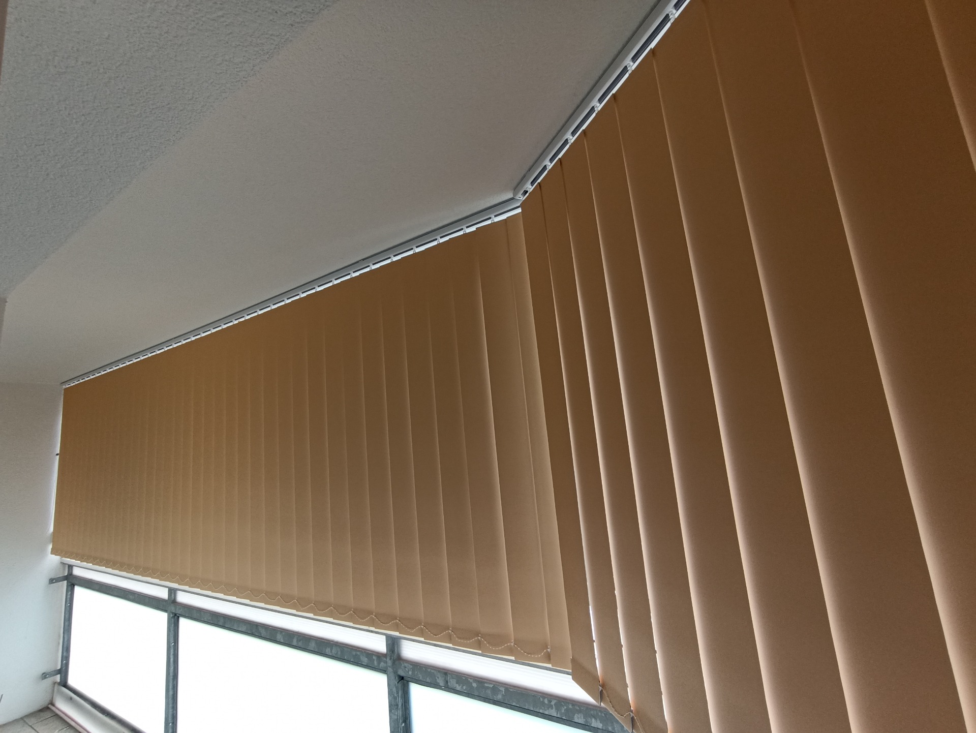 Elegantní béžové stínění lodžie blackout látkou – realizace Praha 12 (Modřany).