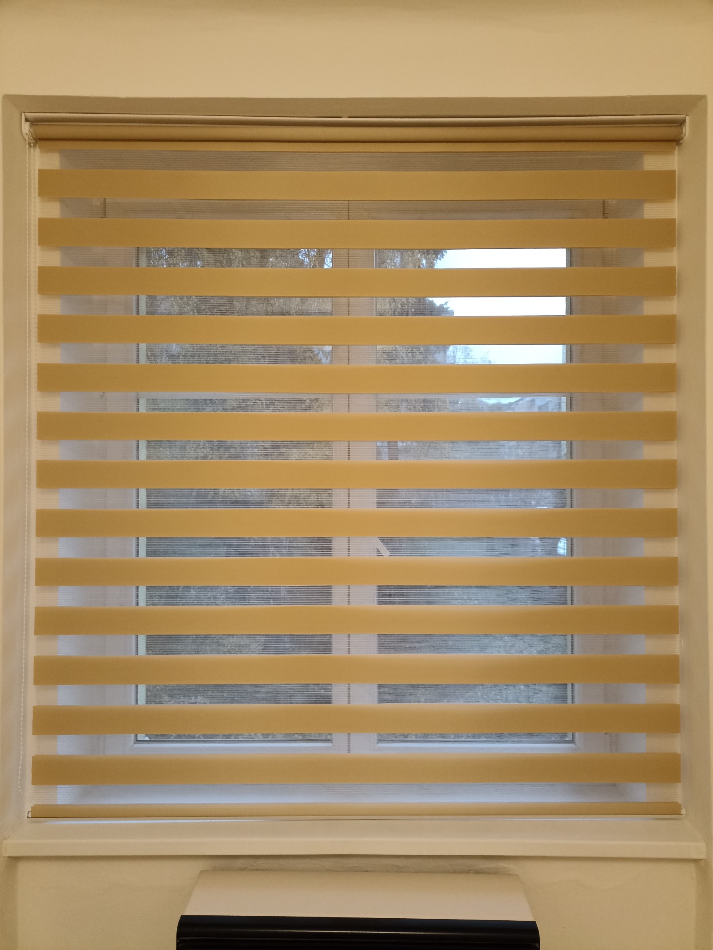 Látková roleta Den a Noc v béžovém provedení – moderní regulace světla, montáž Praha 4.