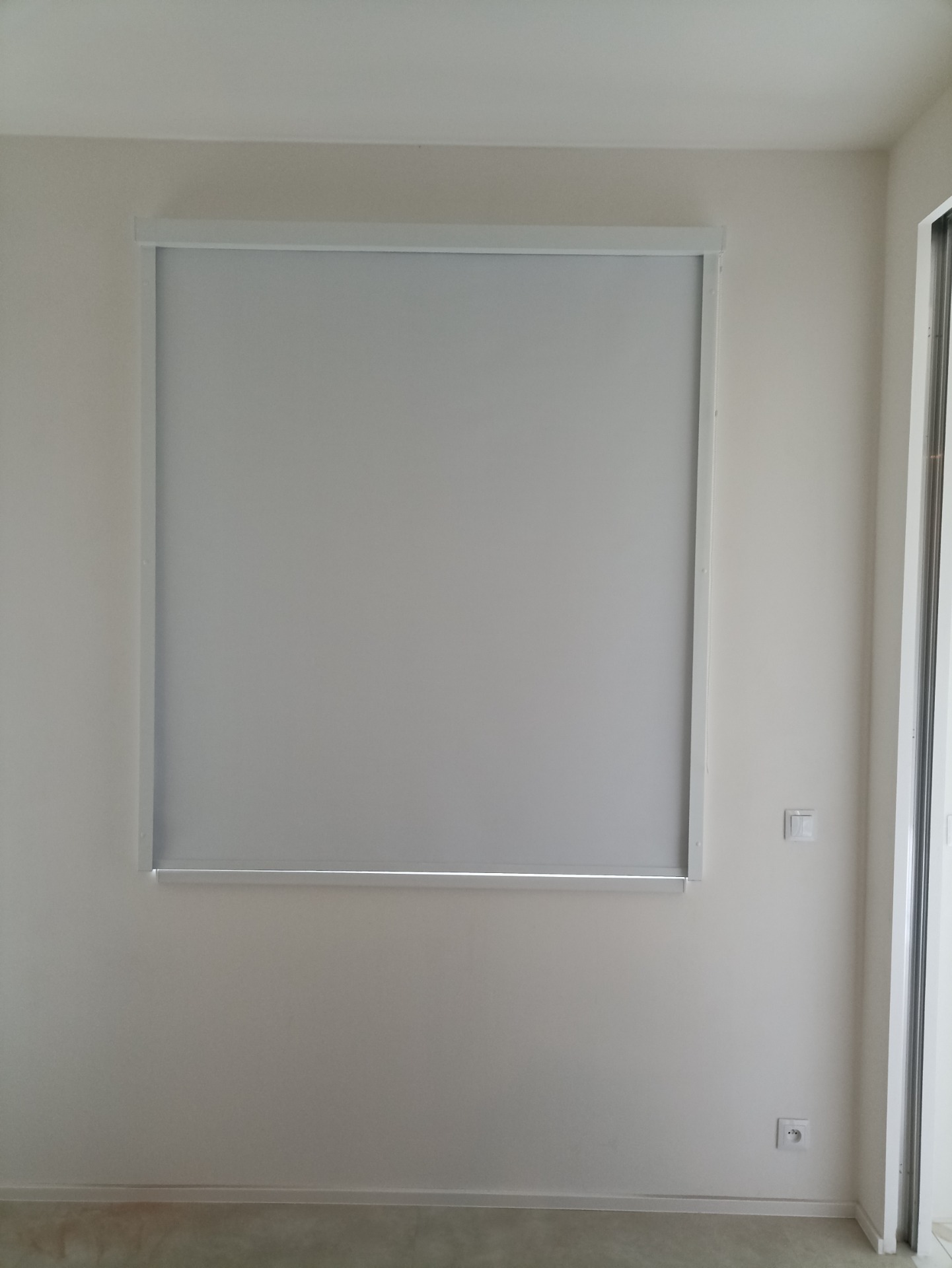 Zatemňující roleta v bílé kazetě s bočními lištami – ideální pro nerušený spánek, realizace Praha 10.
