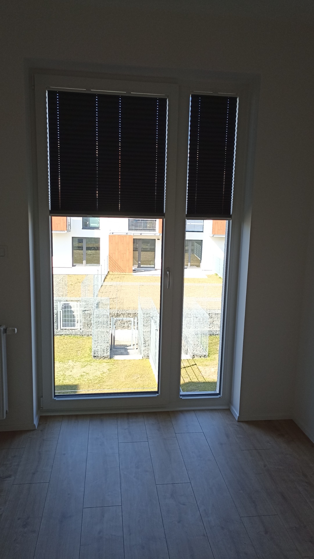 Montáž tmavých plisé žaluzií na velká okna, Brandýs nad Labem.