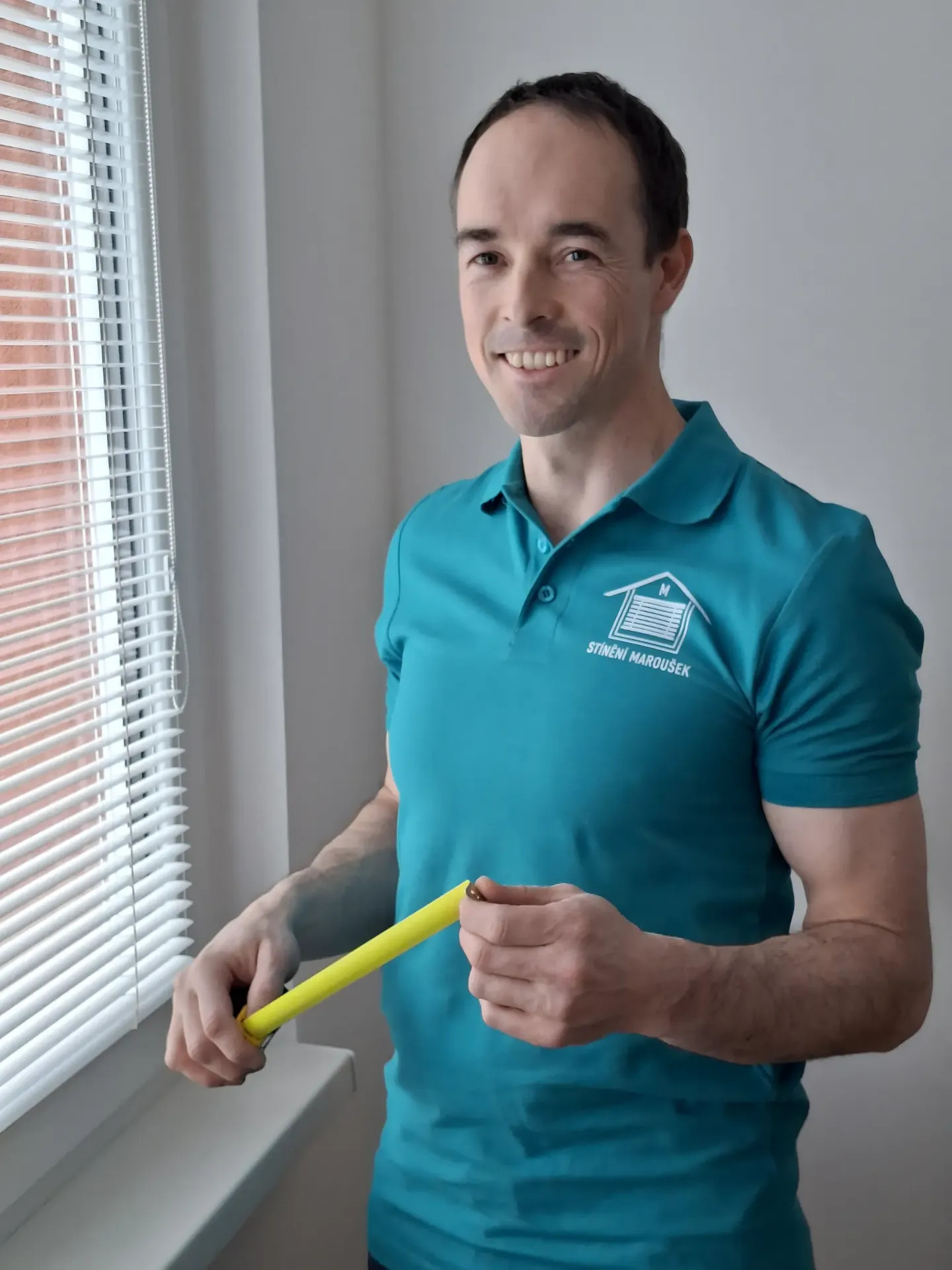 Karel Maroušek při přesném zaměřování oken pro montáž žaluzií a rolet v Praze