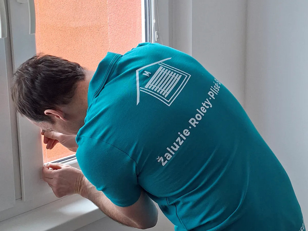 Karel Maroušek při odborné opravě žaluzií v Praze