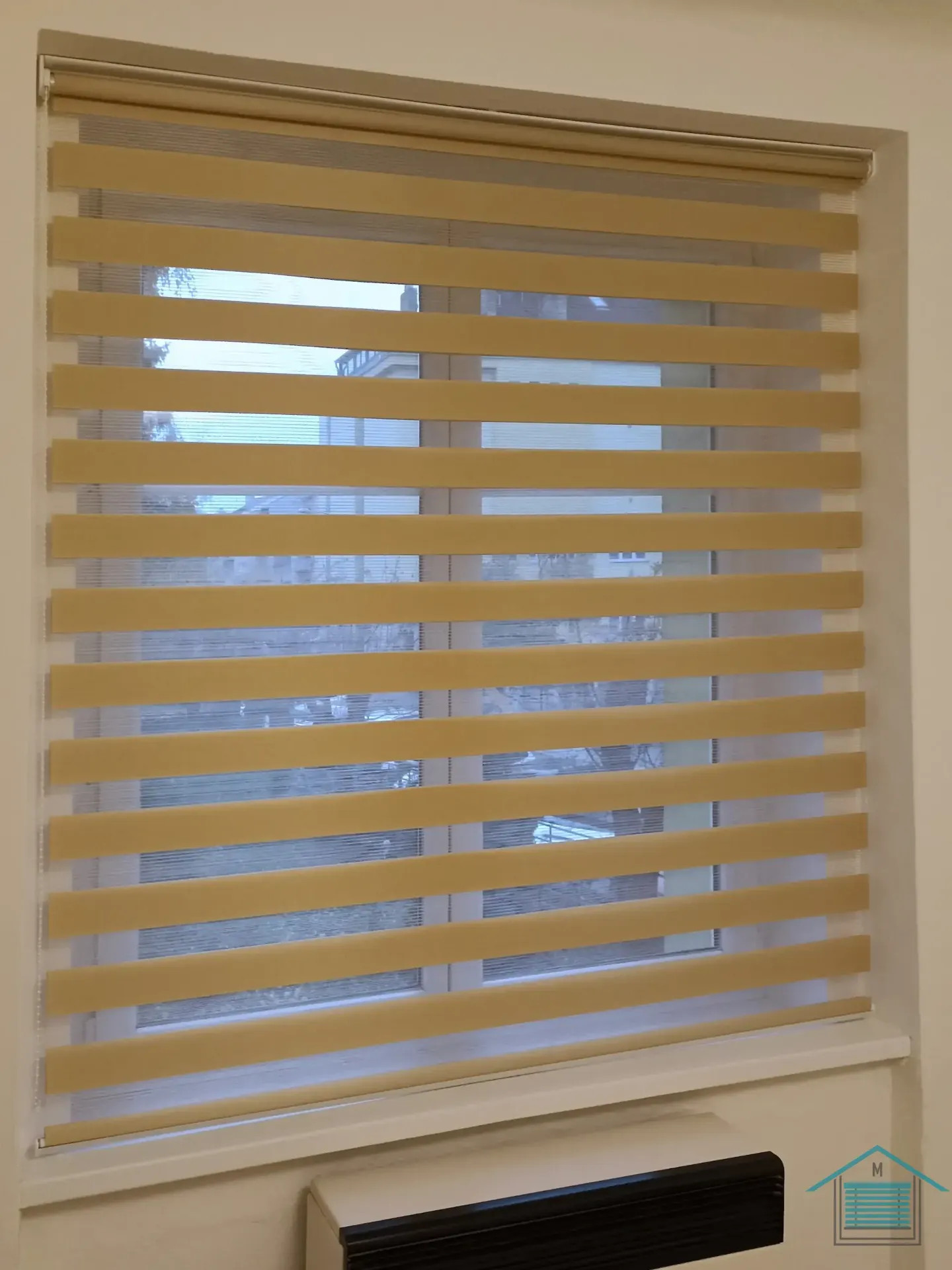 Detail precizní montáže rolety Den a noc na míru. Polopropustné pruhy zajišťují výhled ven, ale bezpečně brání nechtěným pohledům z ulice.