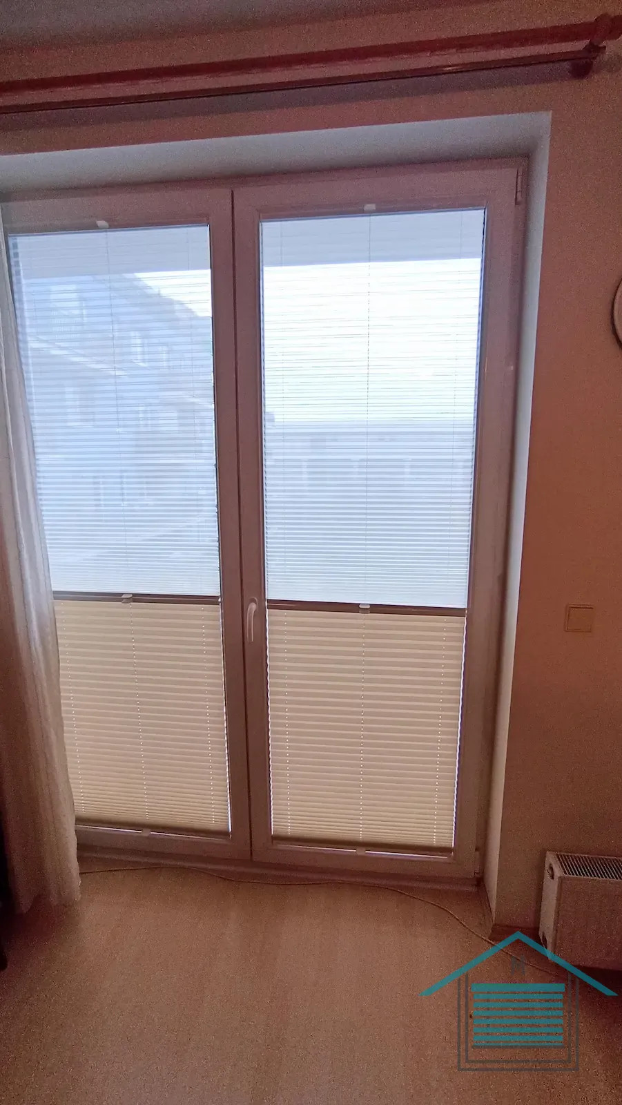 Plisé žaluzie Den a noc na velkém okně, Praze 10.