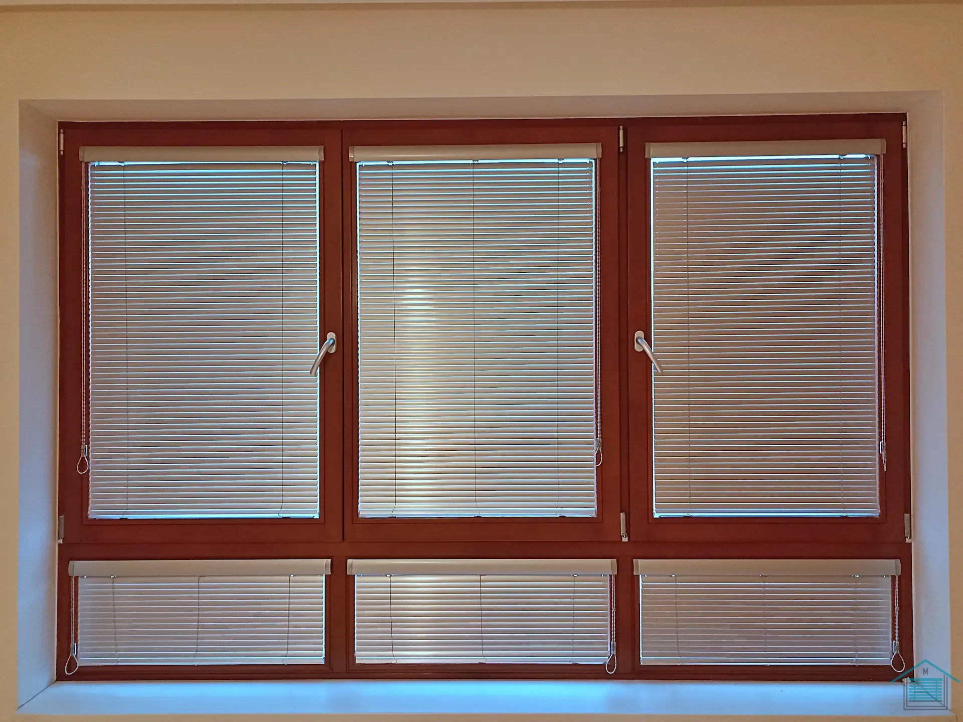 Montáž horizontálních žaluzií ve střírném provedení na dřevěná okna – Praha 4.