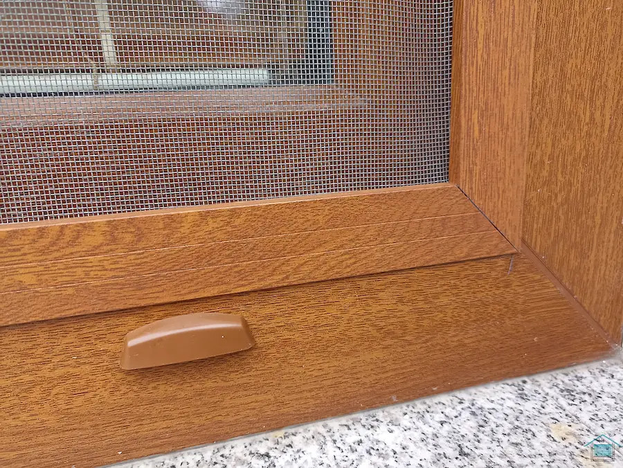 Pevná okenní síť v dřevodekoru Praha 4