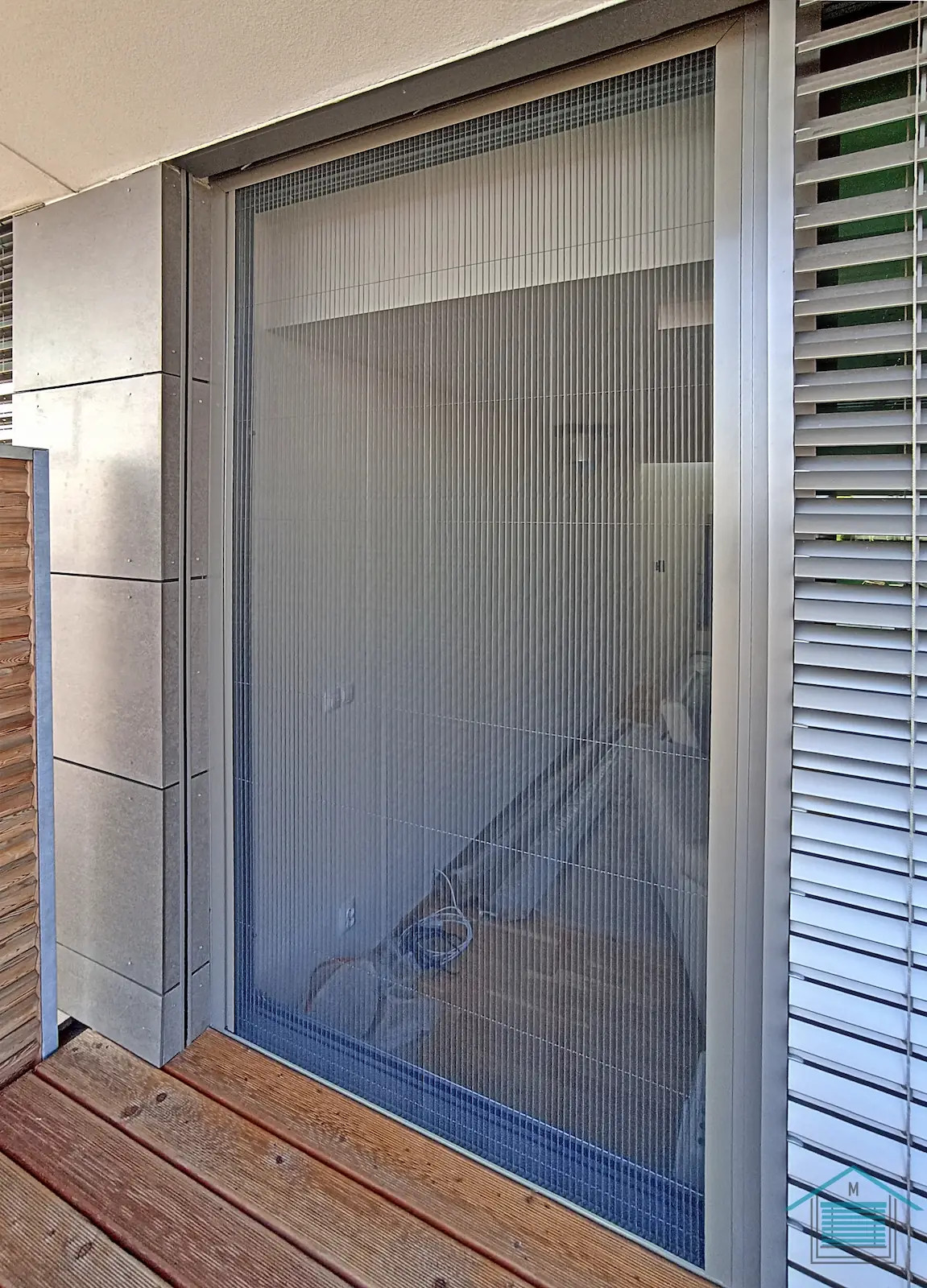 Plisé síť do HS portálu v barvě venkovních žaluzií Praha 12