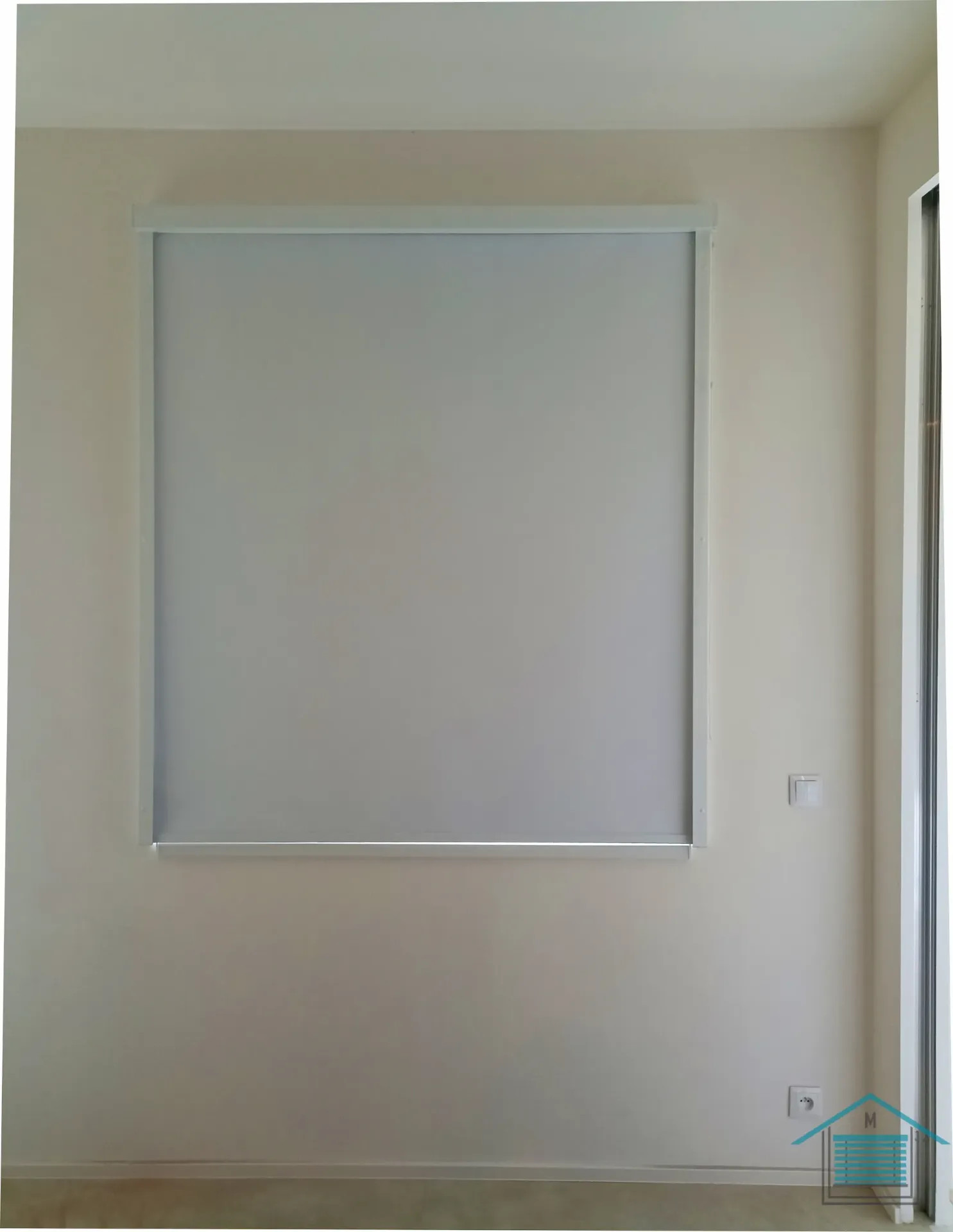 Zatemňující roleta s bočními lištami pro nerušený spánek, Praha 10.