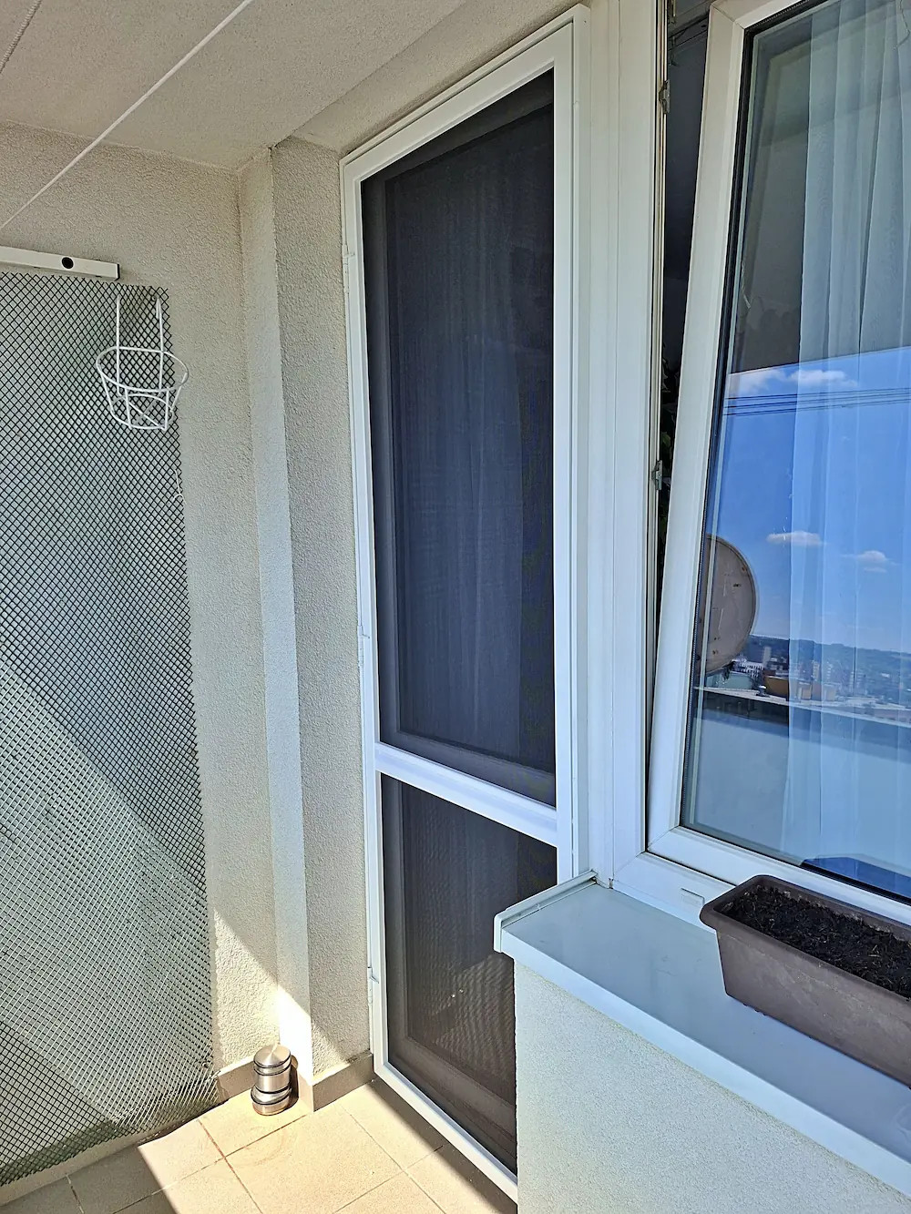 Dveřní síť proti hmyzu – Libuš. Instalace pevného rámu s PET síťovinou odolnou proti poškození domácími mazlíčky.