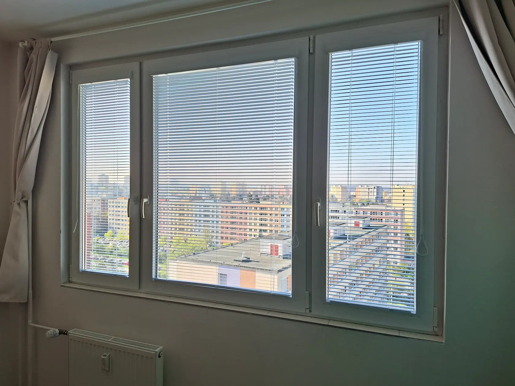 Montáž vnitřních horizontálních žaluzií na tříkřídlé okno v Praze 4 - Braníku.