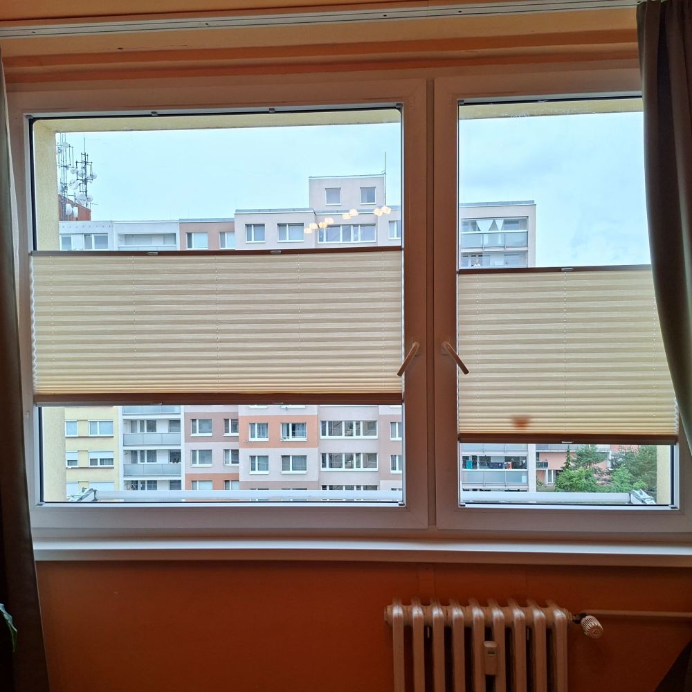 Plisé žaluzie na oknech v bytě v Horních Měcholupech v Praze 15