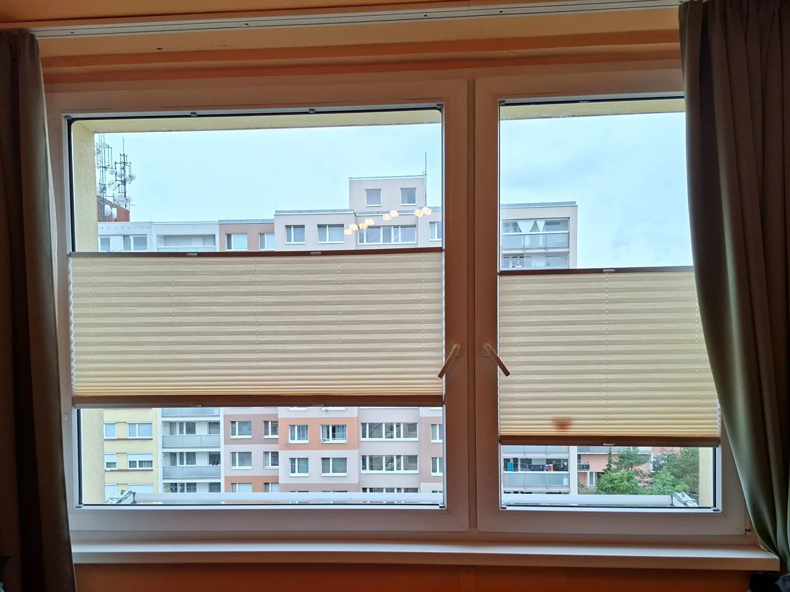 Plisé žaluzie na oknech v bytě v Horních Měcholupech v Praze 15