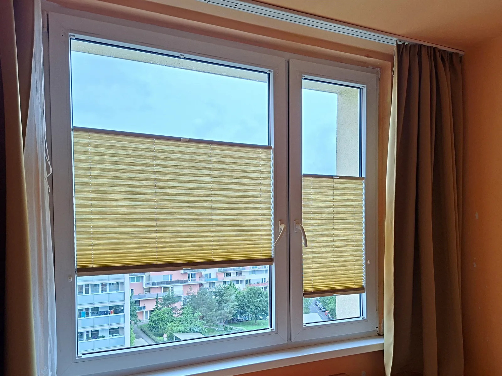 Plisé žaluzie s rozdílnou výškou zastínění na dvou oknech
