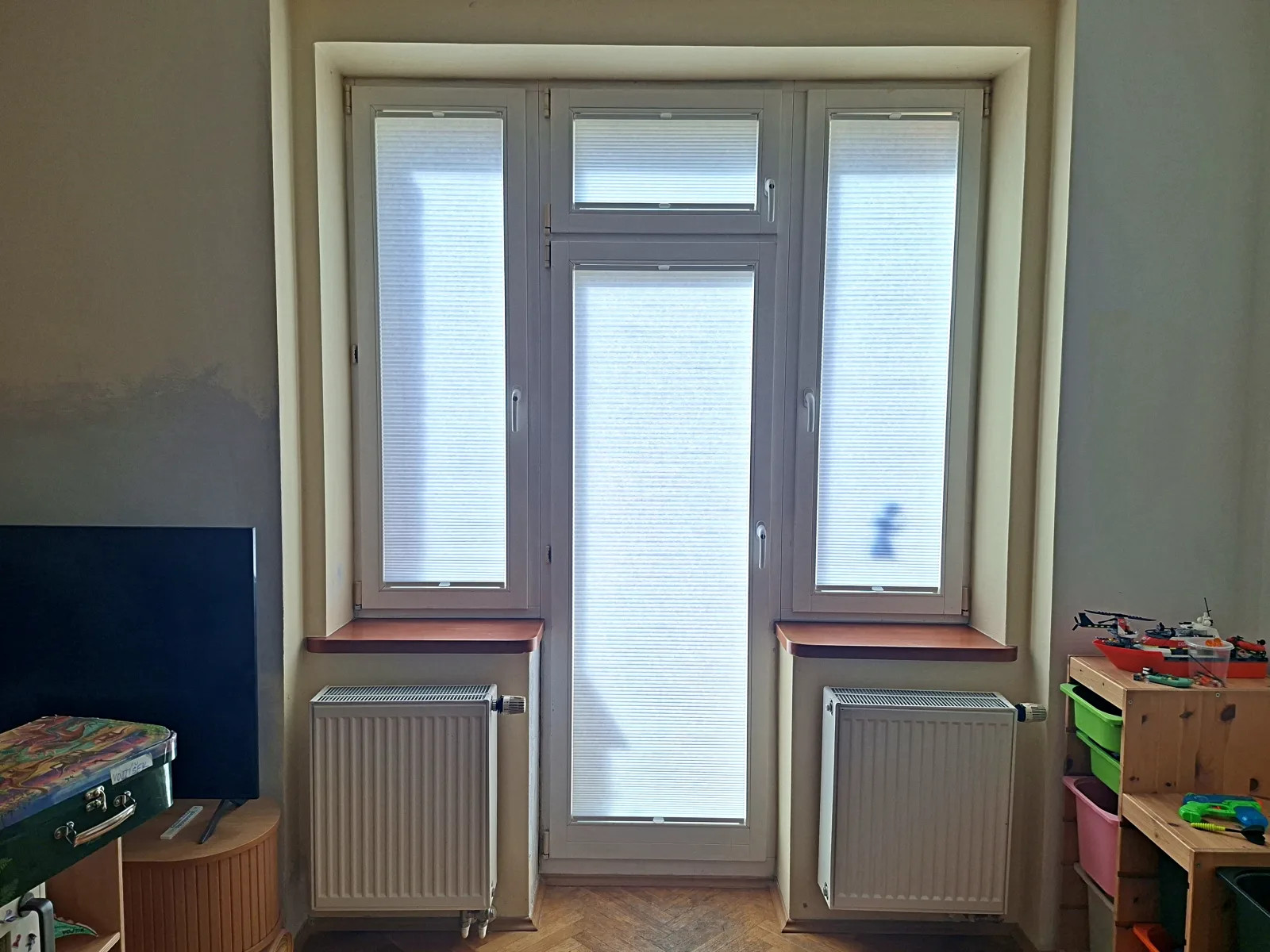 Bílé plisé žaluzie na oknech a terasových dveřích v Podolí v Praze 4