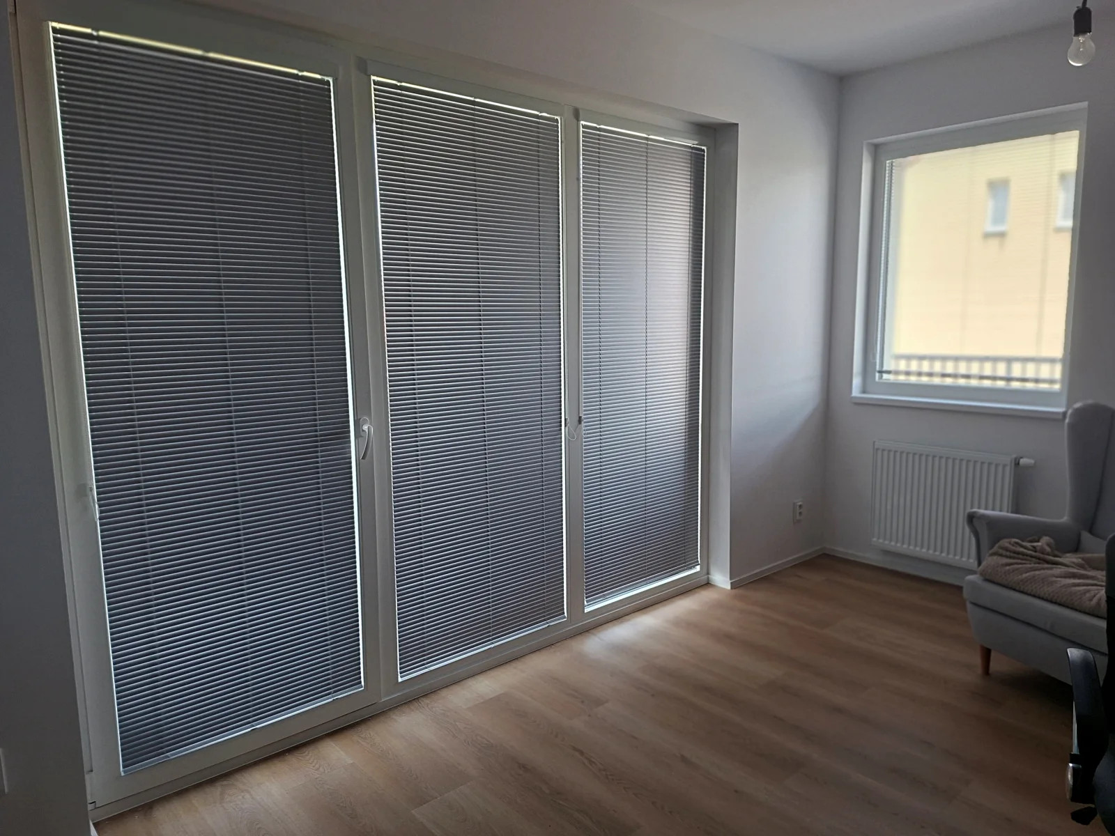 Stříbrné horizontální žaluzie v interiéru bytu na Libuši