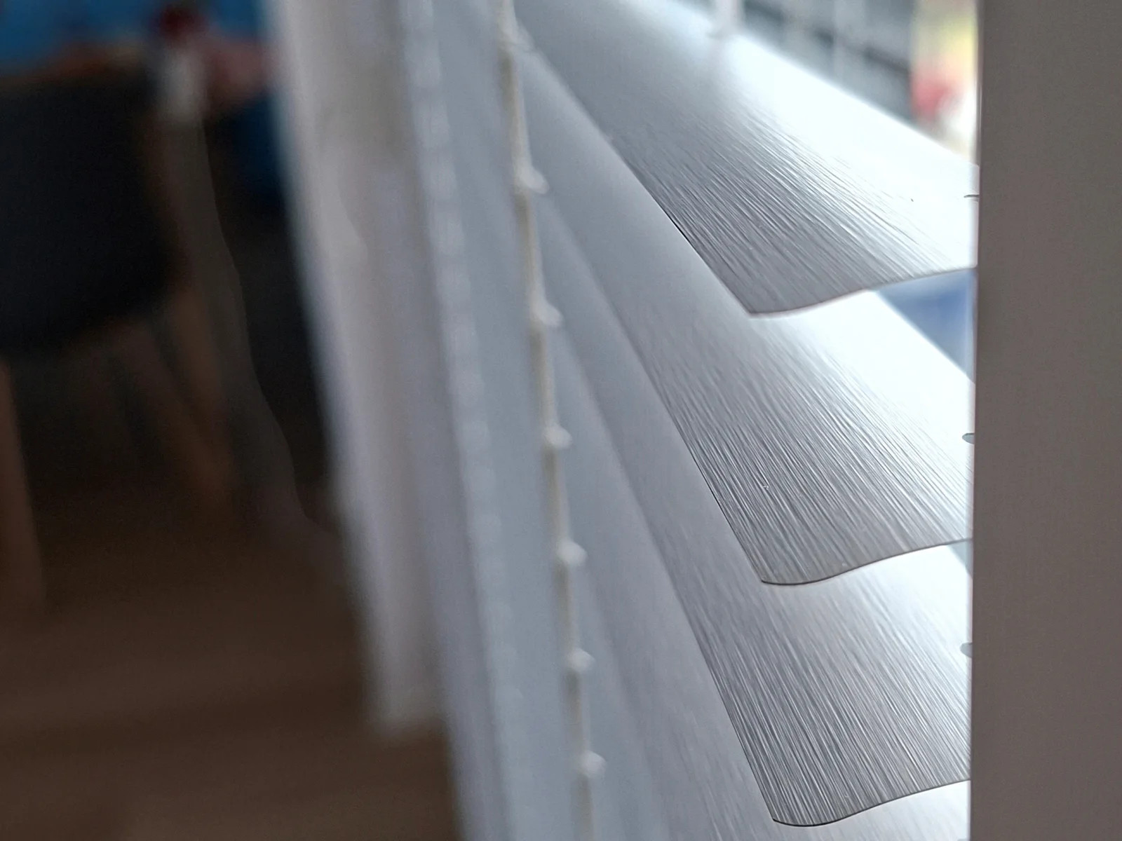 Detail stříbrné žíhané lamely horizontální žaluzie