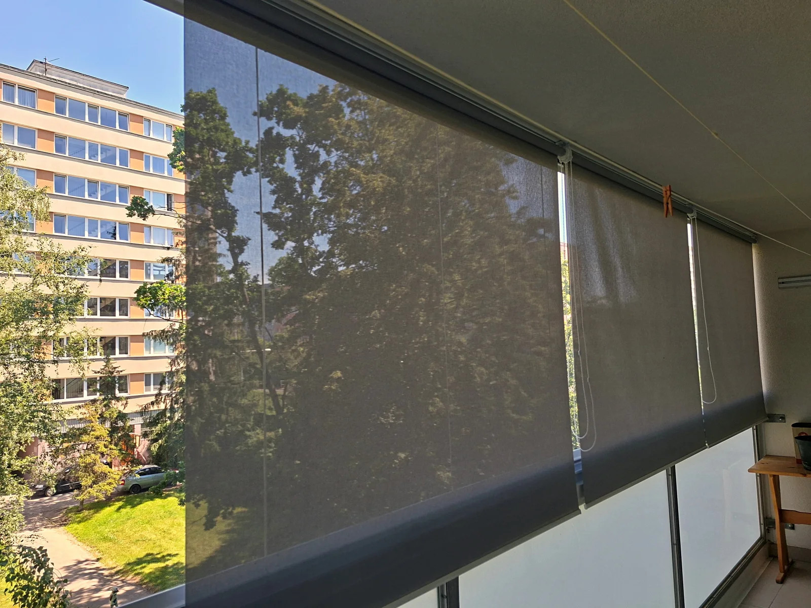 Tři samostatně ovládané screenové rolety na zasklené lodžii v Praze 4