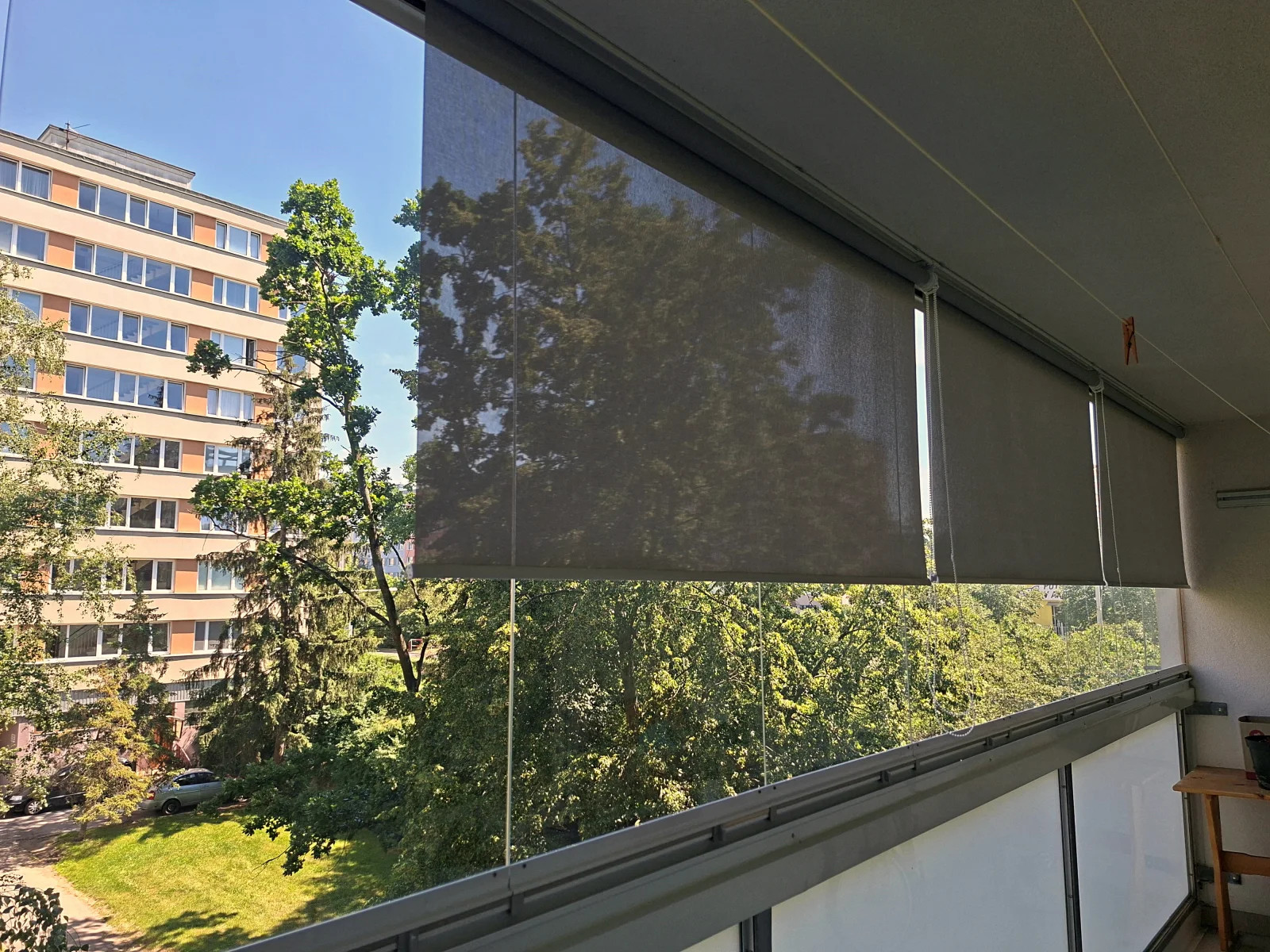 Screenová látka 5 procent s částečným průhledem na lodžii v Praze 4