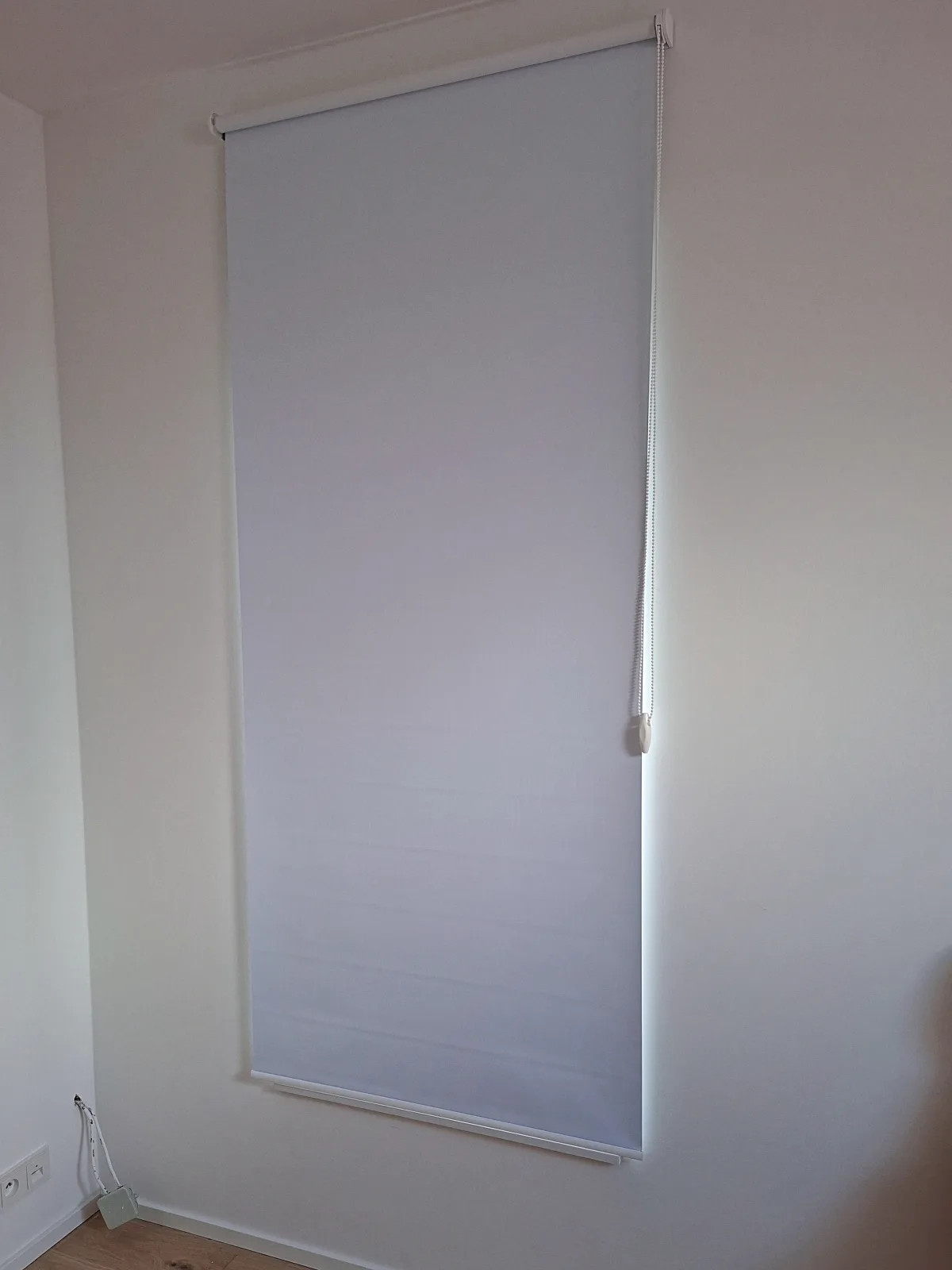 Bílá blackout roleta v dětském pokoji v rodinném domě u Prahy