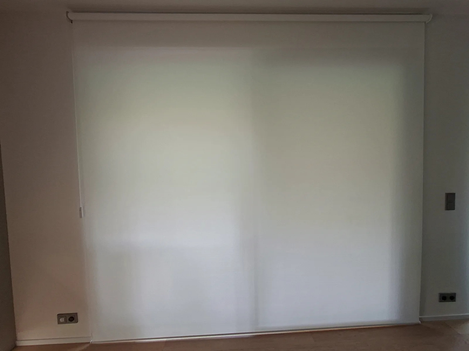 Detail velkoformátové látkové rolety v rodinném domě u Prahy