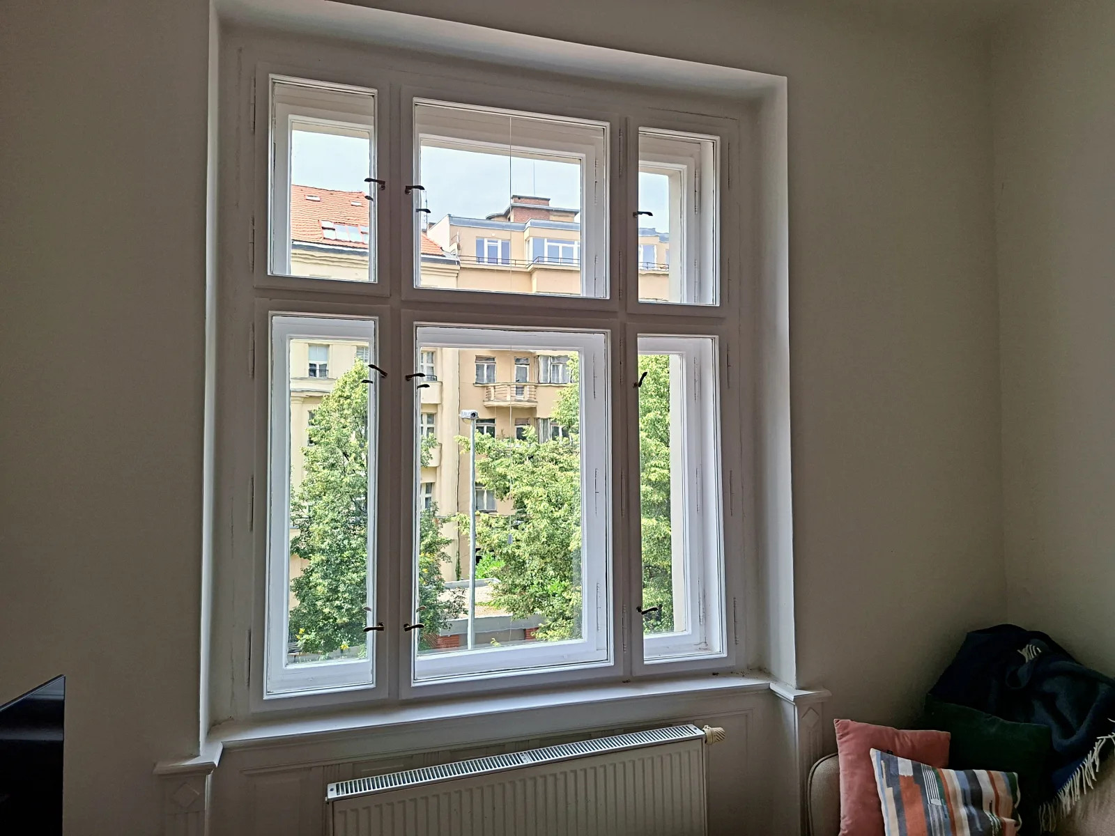 Špaletové okno v obývacím pokoji před instalací látkových rolet