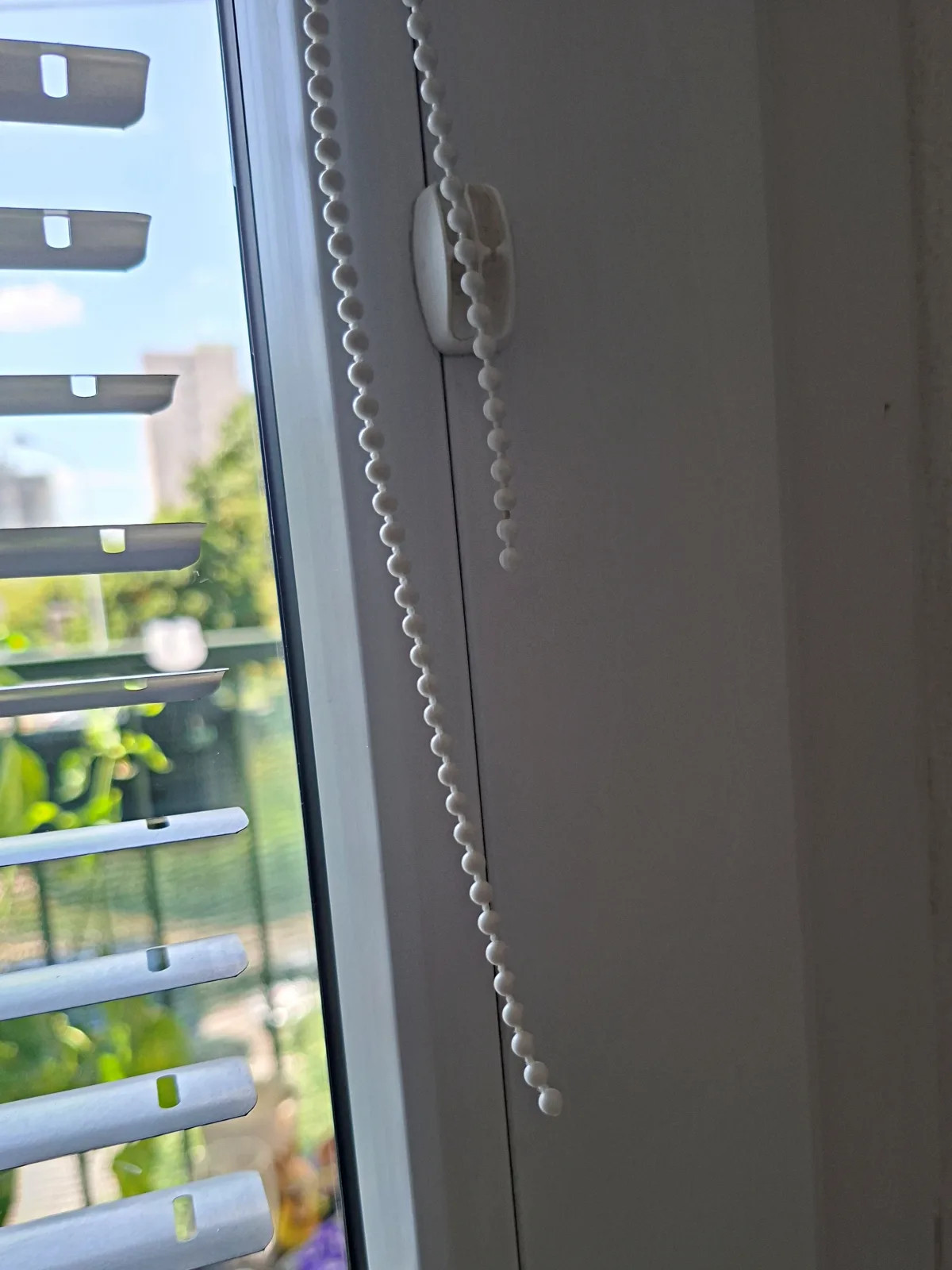 Přetržený ovládací řetízek horizontální žaluzie